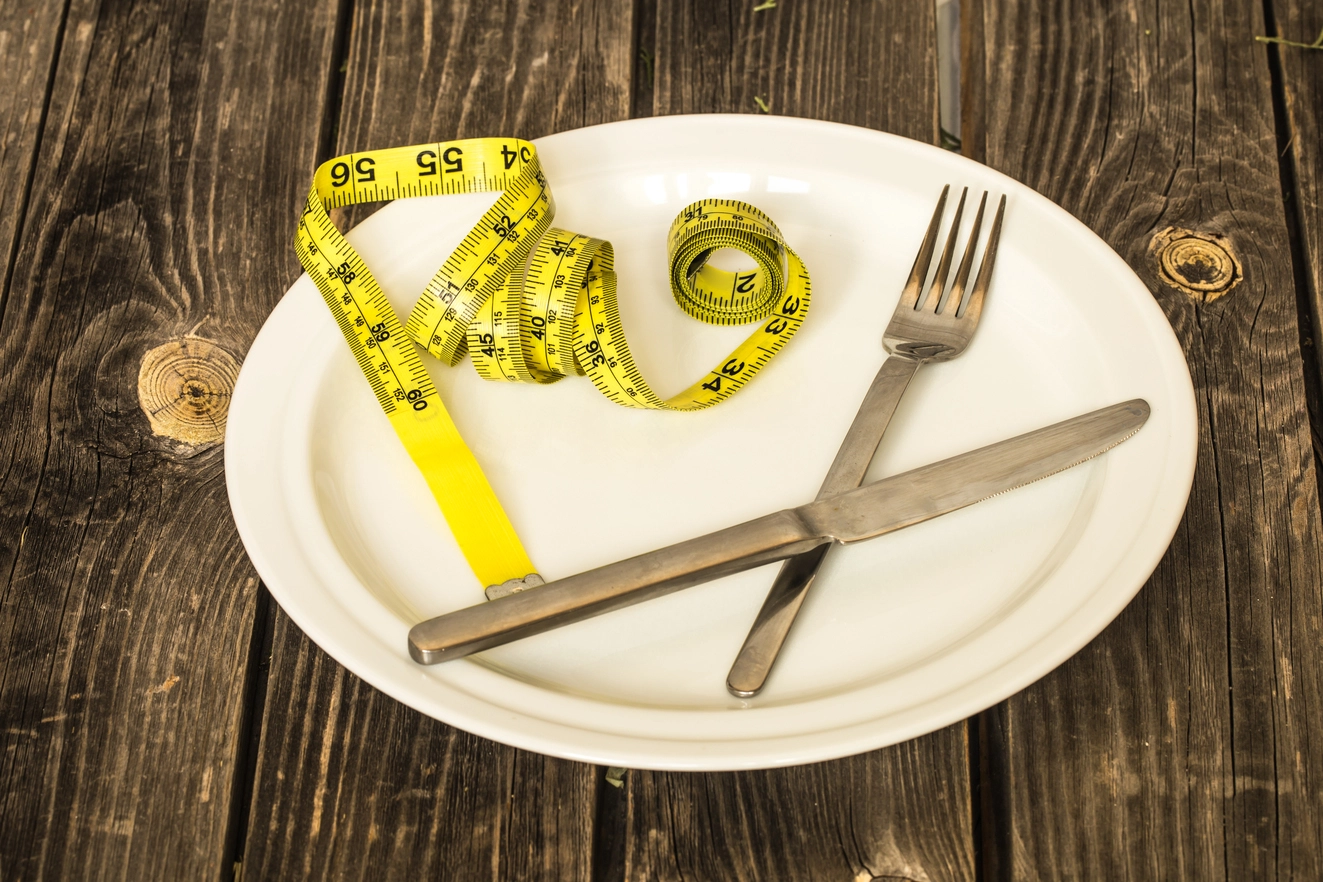 Plato de comida vacio con un metro de medir
