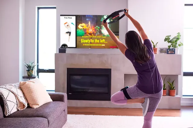 Chica jugando videojuego de ejercicio.